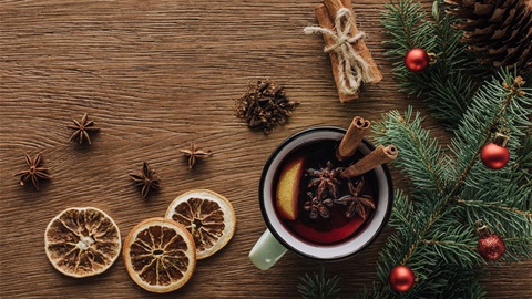 mulled-cider-with-cinnamon-sticks-and-spices-evergreen-branch-and-red-mini-ornaments.jpg