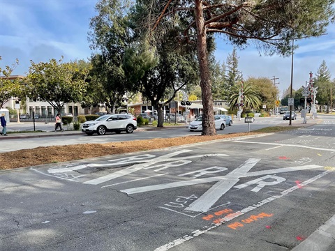 Ravenswood-Avenue-USA-markings.jpg