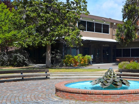 Water fountain feature in front of City Hall