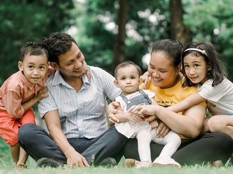 Family-sitting-in-the-park.jpg