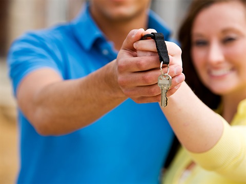 new-homeowners-with-keys.jpg