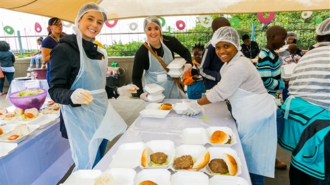 Nonprofit-volunteers-prepare-meals-for-the-unhoused.jpg