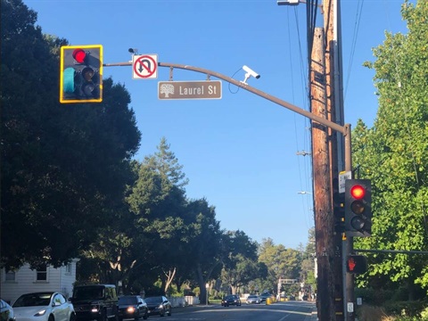 Traffic signal at Laurel Street and Ravenswood Avenue.jpg