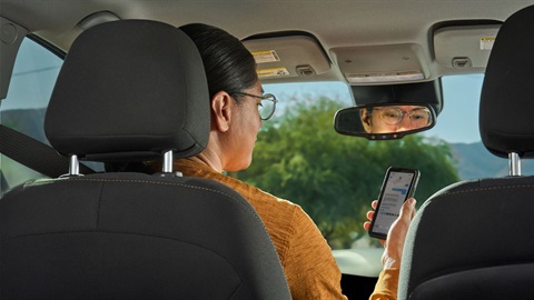 Woman on phone while driving.jpg