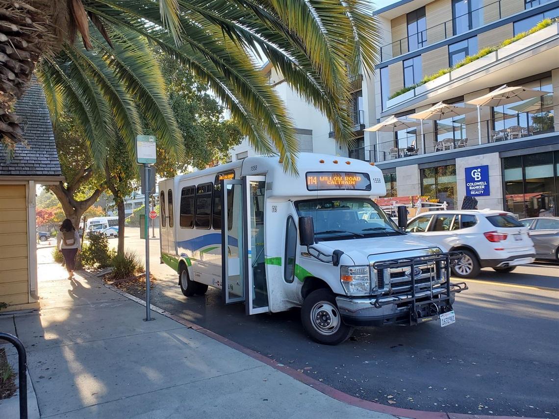 Picture of M4 Willow Road shuttle bus at the Caltrain station